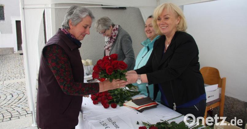 Vor und nach den Gottesdiensten wurden Ritarosen zum Verkauf angeboten. Bild: wro