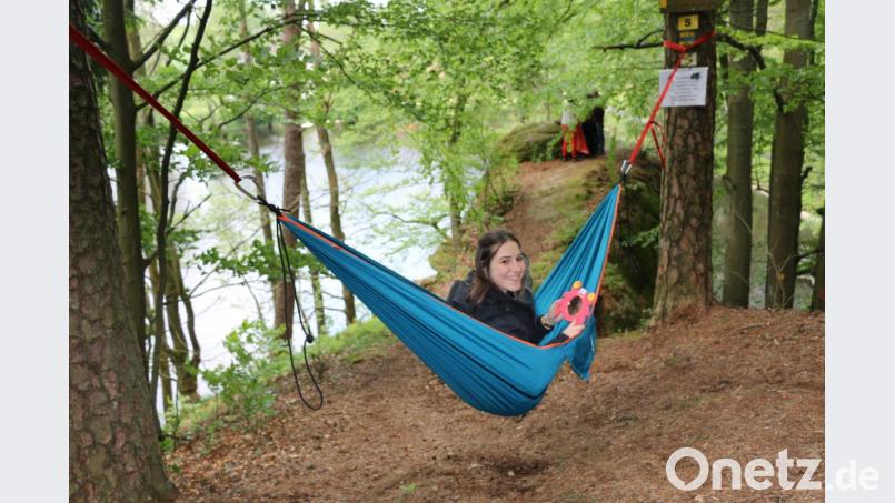 Die Aktion „24 Stunden Steinwald erleben“ ermöglichte viele Aktionen. Ein Highlight dabei war das Ausruhen in einer Hängematte über dem Haferdeckweiher. Bild: bsc