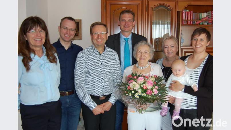 Bürgermeister Ernst Schicketanz gratuliert Erna Amann zum 85. Geburtstag Bild: sm