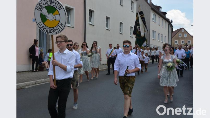 An der Spitze des Zuges marschierte eine Abordnung des Jubelvereins, dahinter folgten gleich die Festdamen. Bild: jr