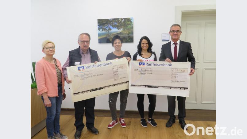 Waltraud Wagner und Andreas Steinl von der Kinderkrebshilfe Nordoberpfalz (von links) und Bürgermeister Werner Nickl (rechts) danken den Zumba-Trainerinnen Bianka Sierek-Winkler und Elena Heldrich (Dritte und Vierte von links) für die Spenden. Bild: jzk