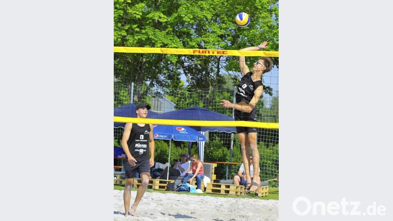 Julian Zoll (rechts) und Marco Nanka vom VC Amberg wurden Beachvolleyball-Oberpfalzmeister der Altersklasse U18. Bild: Hubert Ziegler