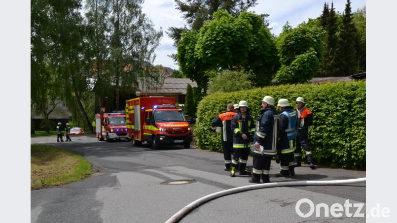 Der Einsatz der vielen Feuerwehrkräfte in Bärnau war schnell beendet. Auslöser war eine starke Rauchentwicklung, kein Feuer. Bild: szl