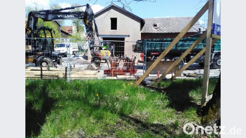 Die Öffnung ist gemacht und mit einem Eisenträger gestützt. Nun wartet man auf den großen Bohrer. Bild: ld