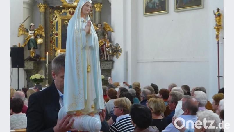 Auszug mit der Marienstatue Bild: fsb