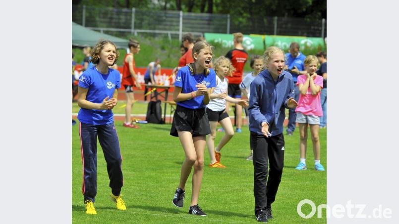 Lautstarke Anfeuerungen am Rande der Laufbahn für die Athleten des ESV Amberg Bild: Hubert Ziegler
