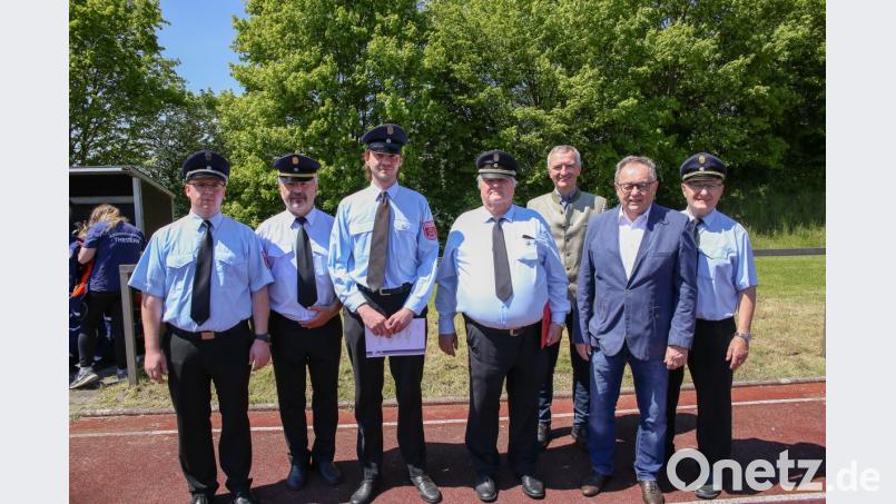 Ehrengäste (von links): Stellvertretender Kreisjugendwart Daniel Pohl, Kreisbrandrat Fredi Weiß, Wolfgang Reiser, Kreisbrandmeister Helmut Neidl, Landtagsabgeordneter Harald Schwartz, stellvertretender Landrat Hans Kummert sowie Hubert Blödt, Kreisbrandinspektor und Dritter Bürgermeister der Gemeinde Kümmersbruck. Bild: egl