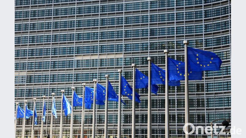 Europaflaggen wehen vor dem Gebäude der Europäischen Kommission. Bild:  Olivier Hoslet/EPA/dpa