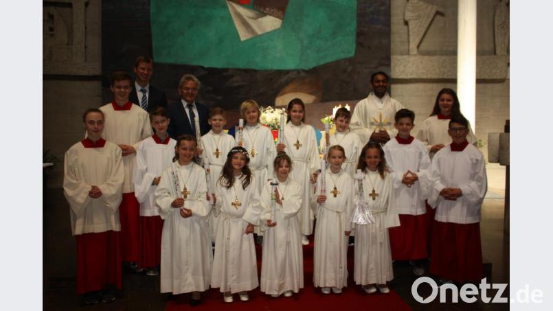 Die Kommunionkinder aus Pirk feiern mit den Lehrern Matthias Werner und Herbert Baumann sowie Pfarrer Jaison Erstkommunion. Bild: zer
