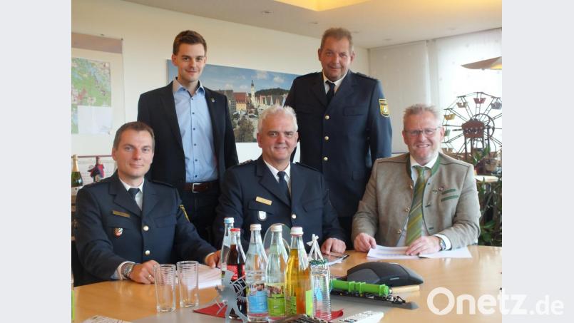 Oberbürgermeister Andreas Feller (rechts) und Ordnungsamtsleiter Stefan Schamberger (Zweiter von links) ließen sich die Kriminal- und Verkehrsstatistik erläutern. Polizeiinspektionsleiter Armin Kott (Mitte), Verkehrssachbearbeiter Dieter Jäger (Zweiter von rechts) sowie Kriminalhauptkommissar Franz-Xaver Michl (links) hatten die Zahlen für die Stadt aufbereitet. Bild: exb