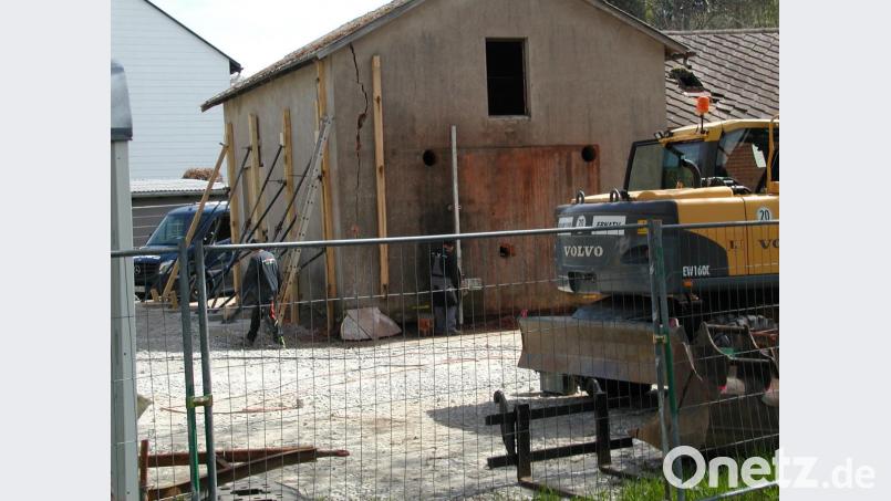 Große Sägeblätter in einer ferngesteuerten Säge legten drei perfekte Schnitte an, die die künftige Öffnung, wo einmal ein Café entstehen soll, zeigen. Bild: ld