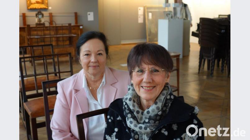 Sieglinde Wenisch (links) und Evelin Braun vom Bürgertheater Regensburg haben schon einmal Platz genommen. Ab dem 13. Juni dient der ehemalige Ballsaal im Goldenen Kreuz als Bühne für das Stück „Im Goldenen Kreuz. Hotelgeschichten“. Bild: Susanne Wolke