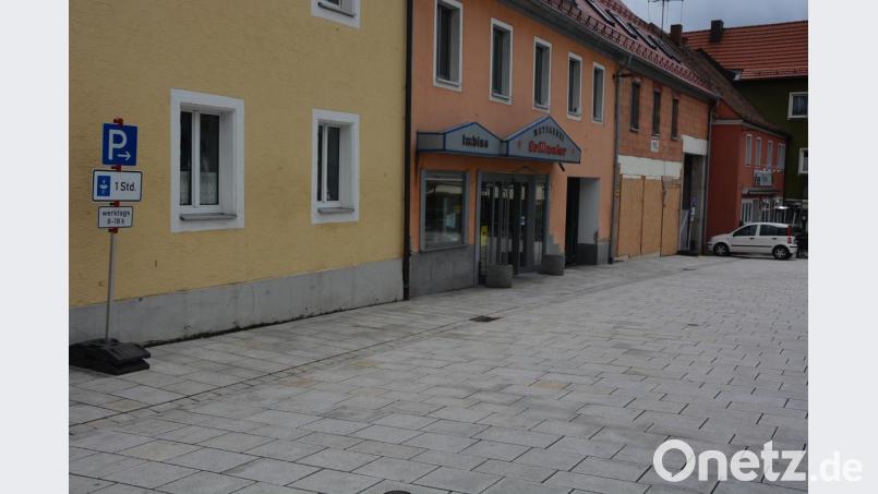 Bis auf weiteres bleibt das Kurzzeitparken an der Häuserzeile am Unteren Marktplatz erlaubt. Bild: jr