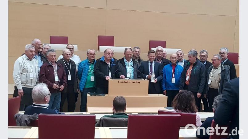 Der Männergesangverein Bärnau sang Landtagsabgeordneten Tobias Reiß (vorne, Vierter von rechts) zum Dank für die Einladung in den Bayerischen Landtag ein Ständchen. Zudem erhielt Reiß den Bärnauer Sängerkrug. Bild: exb