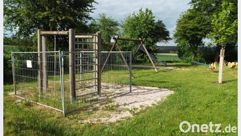 Die Schaukel am Spielplatz in Holzhammer, die wegen des Holzschwamms morsch geworden ist, wird durch eine Stahlkonstruktion ersetzt. Dies entschied der Bauausschuss von Schnaittenbach, als er diesen und noch einen weiteren Spielplatz unter die Lupe nahm. Bild: e