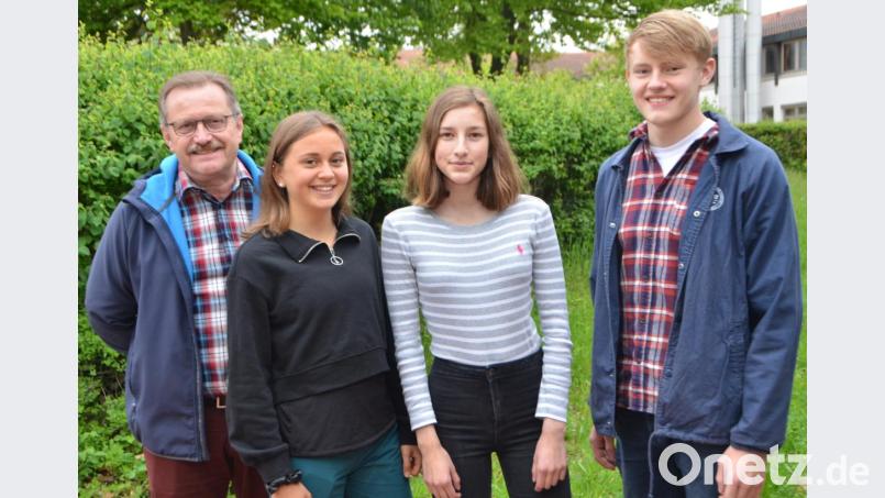 TV-Chef Klaus Nigg ist von Hannah Wittmann und Emily Bauer aus Vohenstrauß sowie Philipp Stangl aus Weiden (von links) begeistert. Sie absolvierten erfolgreich die Übungsleiterlizenzen im Breitensport und im Ski Alpin. Bild: dob