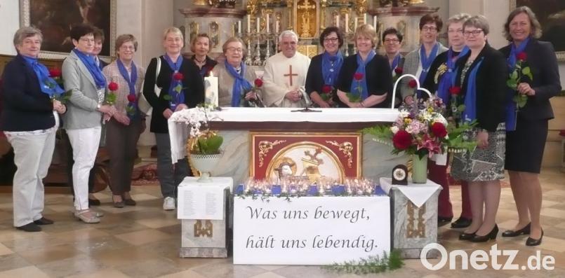 Die Vorstandschaft des Frauenbundes Winklarn gestaltete den Festgottesdienst zum Jubiläum. Pfarrer Eugen Wismeth (Mitte), stellvertretende Diözesan-Vorsitzende Luise Fischer (rechts) und Bezirksvorsitzende Margit Konze (Vierte von links) würdigten den Einsatz der Mitglieder. Bild: amö