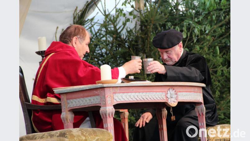 Sie stoßen auf die Klostergründung an: Bischof Otto (Ernst Schalanda, links) und Abt Wolfram (Luitpold Dietl). Bild: cs