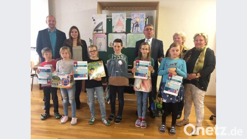 Michael Liedl, Christina Luber, Bürgermeister Norbert Bücherl, Fachlehrerin Brigitte Böhm und Rektorin Ulrike Frank (hinten von links) freuen sich mit den Nachwuchskünstlern der Josef-Voit-Grundschule. Bild: nbu