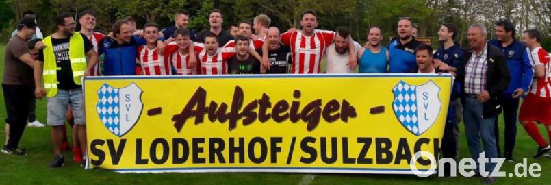So ganz unvorbereitet traf den SV Loderhof/Sulzbach der Sieg im Relegationsspiel gegen den TSV Neunkirchen nicht. „Vorsichtshalber“ hatte er ein Aufsteiger-Transparent nach Schnaittenbach mitgebracht. Bild: bt
