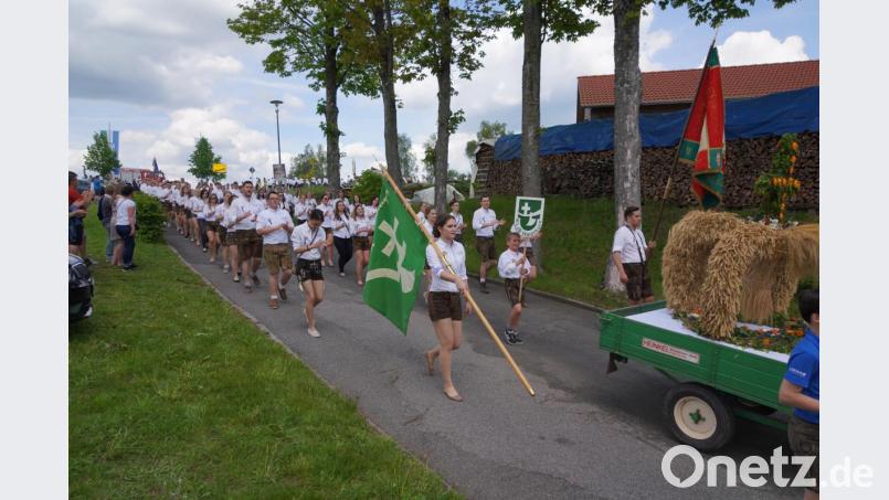 Der Jubelverein KLJB Waldthurn hat mit dem Festzug am Sonntag einen weiteren Höhepunkt zu den Feierlichkeiten zum 100-jährigen Bestehen geliefert. Bild: fvo