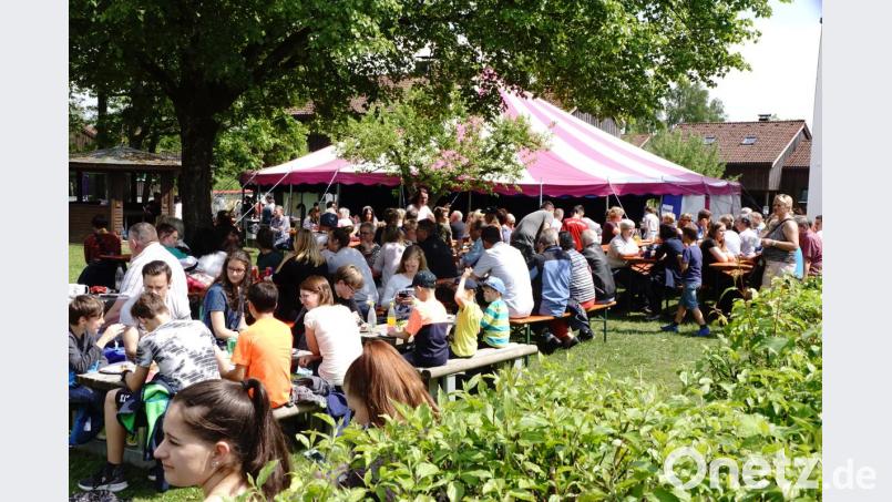 Der Dorfplatz dient als Biergarten Bild: bkr