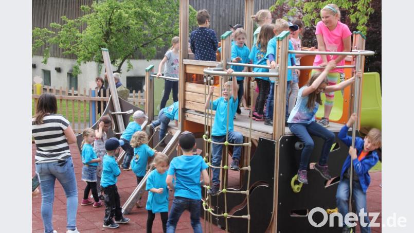Das neue Klettergerüst, ein &quot;Piratenschiff&quot;, wurde von den Kindern sofort in Beschlag genommen. Bild: kro