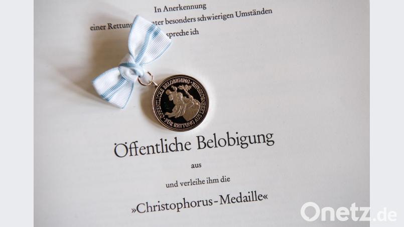 Die &quot;Christophorus-Medaille&quot; ist eine staatliche Auszeichnung für die Rettung von Menschen aus Lebensgefahr. Bild: Peter Kneffel/dpa