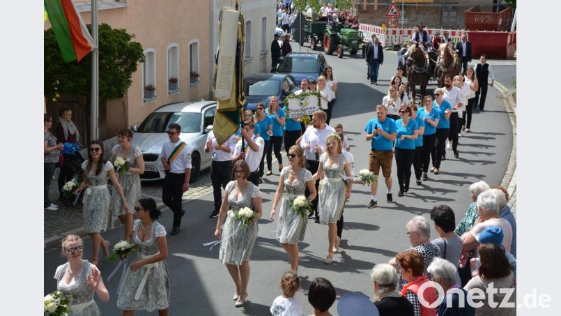 Vorne die Festdamen des Konnersreuther Burschenvereins. Bild: jr