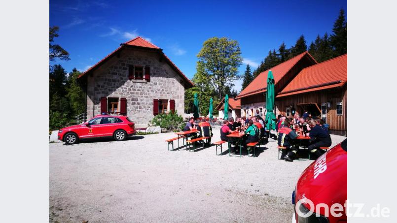 Zum Abschluss gab es für die rund 50 Feuerwehrleute eine zünftige Brotzeit am Waldhaus. Bild: njn