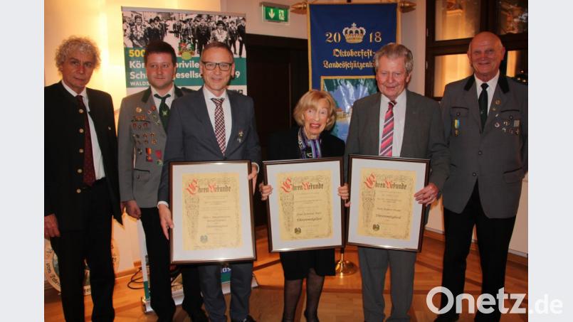 Die Königlich-privilegierte Schützengesellschaft 1519 Waldsassen hat drei neue Ehrenmitglieder. Von links Ehrenschirmherr Landrat Wolfgang Lippert, Zweiter Schützenmeister Jürgen Hecht, Bernd Sommer, Felicitas Hart, Robert Treml und Schützenmeister Alfred Koch. Bild: kro