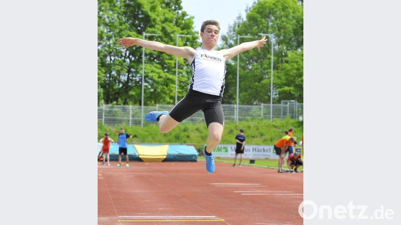 Laurenz Schmid vom TV 1861 Amberg beim Weitsprung Bild: Hubert Ziegler