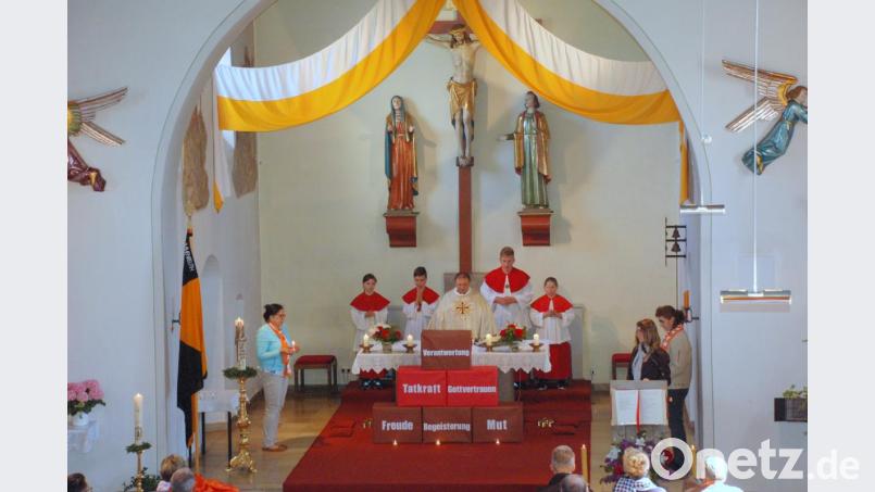 Steine des Glaubens und des Auftrags von Adolph Kolping baut die Kolpingsfamilie während des Gottesdienstes im Altarraum auf. Bild: bkr