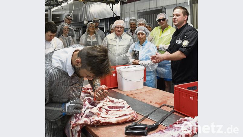 Chef Johannes Lotter (rechts) führte seine Besucher durch die moderne Metzgerei, die ihr 35-jähriges Bestehen feierte. Bild: Petra Hartl