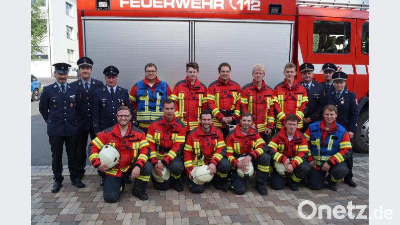 Die 76. und 77. Löschgruppe der Feuerwehr Schirmitz, darunter auch Bürgermeister Ernst Lenk (vorne, links), legte erfolgreich die Leistungsprüfung &quot;Gruppe im Löscheinsatz&quot; ab. Bild: du