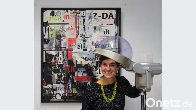 Recht unkonventionell posiert Künstlerin Michaela Peter vor einem ihrer Exponate. Bild: kge