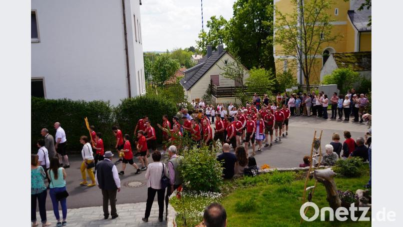 Der FSV Waldthurn hat genügend Gründe zum feiern, schließlich konnten die Fußballer den Abstieg abwenden. Bild: fvo