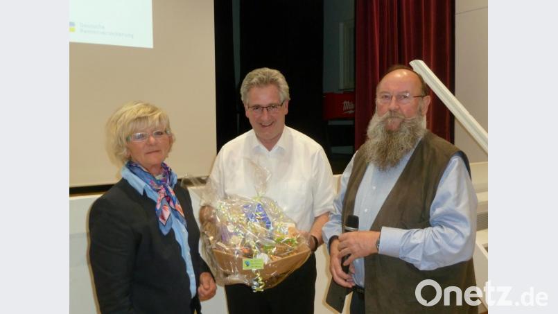 Für ihren Vortrag überreichten Vorsitzender Dionys Ringlstetter (rechts) und Präses Hannes Lorenz einen Geschenkkorb an die Referentin Tanja Heidingsfelder von der Deutschen Rentenversicherung. Bild: exb