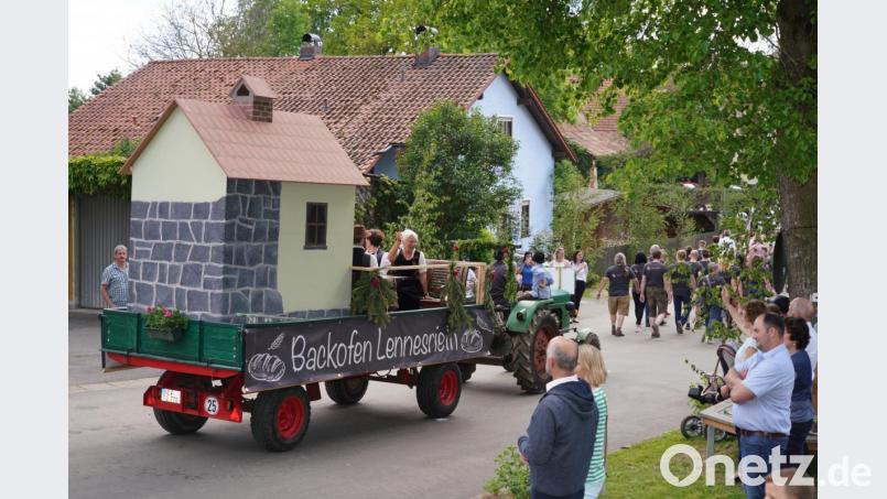 Die Dorfgemeinschaft Lennesrieth stellt den beliebten Backofen in den Mittelpunkt ihre Teilnahme am Festzug. Bild: fvo
