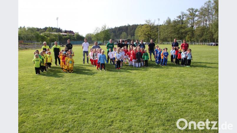 G-Junioren jagten dem runden Leder hinterher. Gruppenbild aller teilnehmenden Mannschaften. Bild: den