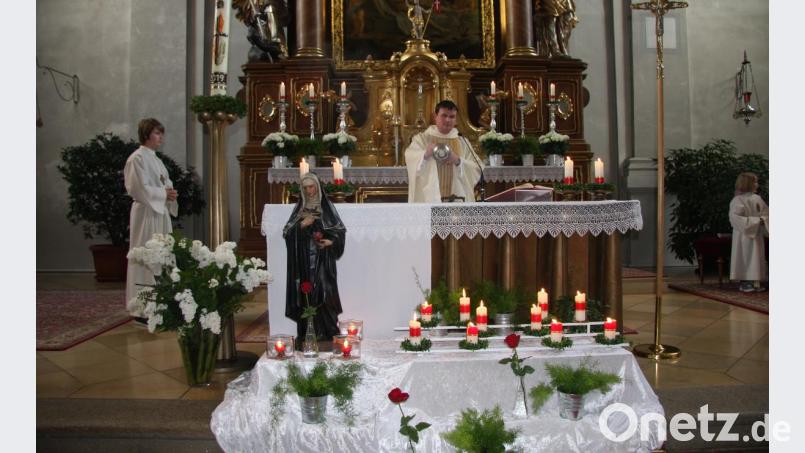 Neun Tage lang hatte man sich mit Gebeten auf das Festwochenende vorbereitet. Zur Verehrung war eine Rita-Statue aufgestellt; am Altar Pfarrer Maximilian Roeb aus Wiesau. Bild: wro
