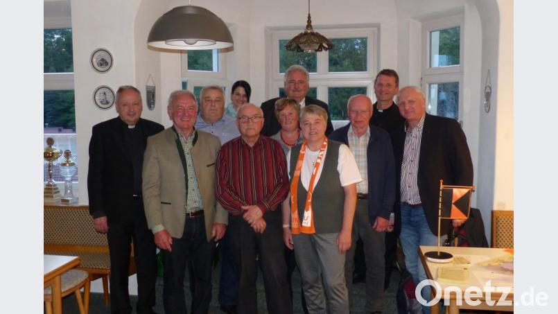 Das neue Vorstandschaft der Kolpingsfamilie Tirschenreuth: (von links) Stadtpfarrer Georg Flierl, Herbert Konrad, Rudolf Schmidt, Elisabeth Legat, Vorsitzender Elmar Pilz, Roswitha Bäuml, Peter Gold, Martina Mark, Helmut Schug, Präses Paul Gebendorfer und Diözesansekretär Ludwig Haindl. Bild: kod