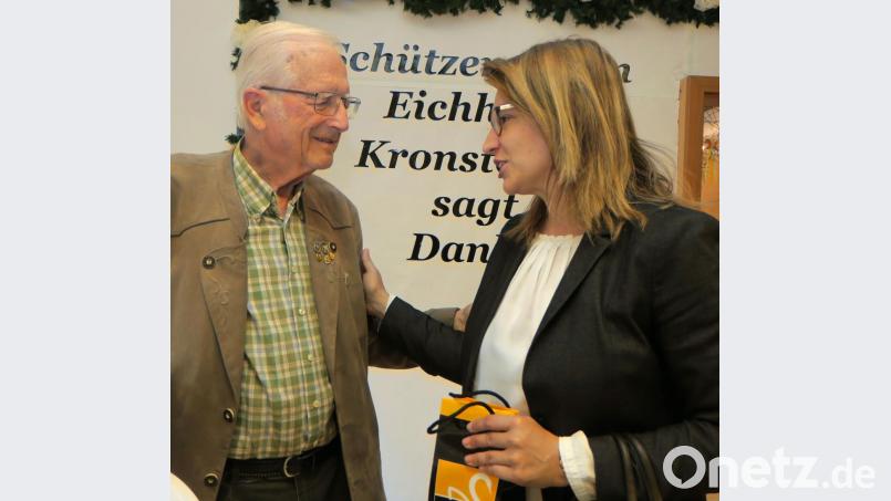 Dritte Bürgermeisterin Martina Englhardt-Kopf gratulierte Herbert Krauthann (links) zum 85. Geburtstag. Bild: Hirsch