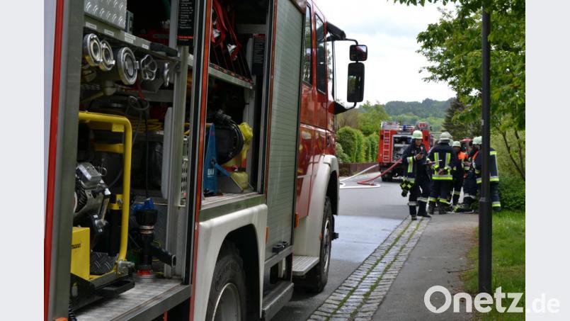 Der Einsatz der vielen Feuerwehrkräfte in Bärnau war schnell beendet. Auslöser war eine starke Rauchentwicklung, kein Feuer. Bild: szl