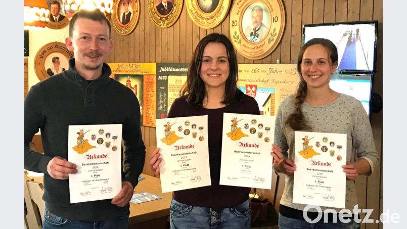 Stolz präsentieren Rudi Hirschmann, Sophie Deinl und Luisa Zeug (von links) ihre Urkunden aus der Bezirksmeisterschaft. Bild: fjo