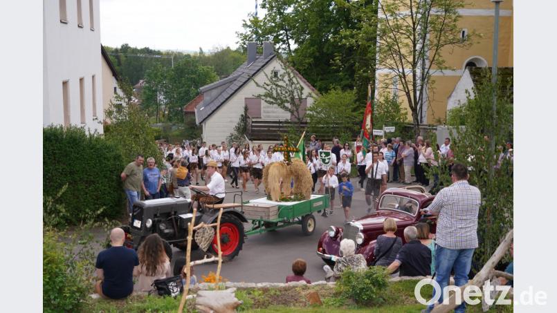 Der Jubelverein KLJB Waldthurn zieht mit etwa 70 anderen Gruppen und Vereinen durch Lennesrieth. Mitsamt Erntekrone geht es Richtung Waldthurn und zurück zum Festplatz. Bild: fvo