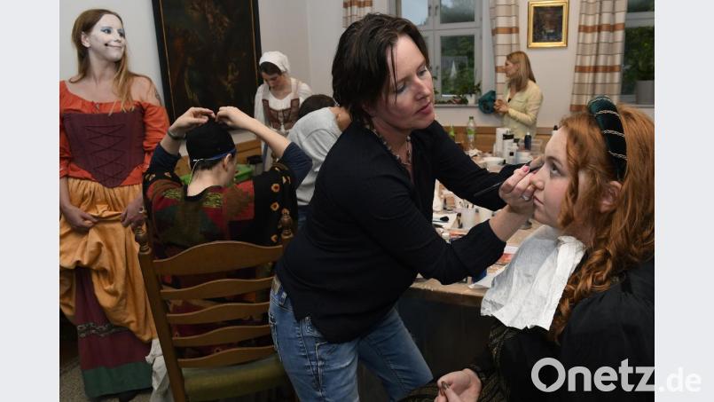 Melina Zawrel bei der Arbeit. Die 47-jährige Ambergerin ist beim Welttheater zum ersten Mal in der Maske tätig. Bild: Petra Hartl