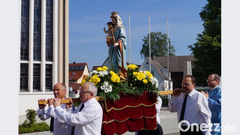 Das Tragen der Muttergottesstatue im Kirchenzug hat am Patroziniumstag der Pfarrei &quot;Maria Königin&quot; schon Tradition. Vier Kolpingmitglieder schultern wieder die Trage . Bild: du