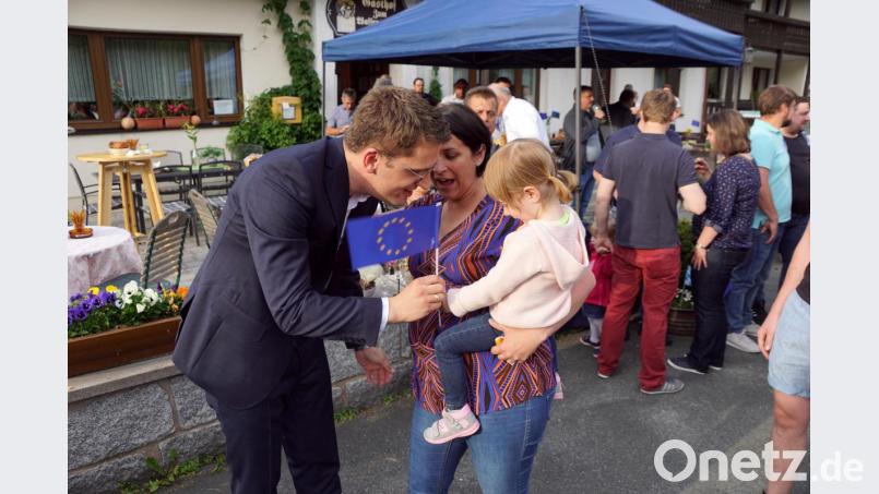 Christian Doleschal geht die neue CSU-Strategie gleich offensiv an: Der neue Europaabgeordnete kümmert sich beim Empfang in seiner Heimatgemeinde intensiv um die Jungen. Bild: bkr