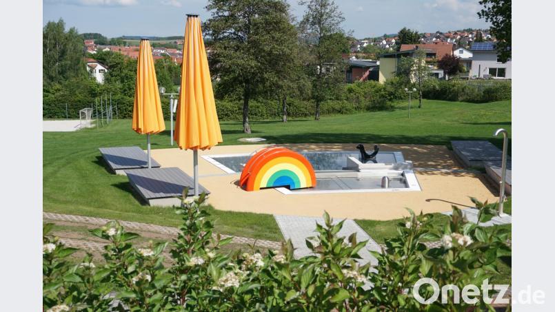 Bunt und einladend präsentiert sich der neue Kleinkinderbereich im Oberviechtacher Freibad. Bild: Christopher Dotzler